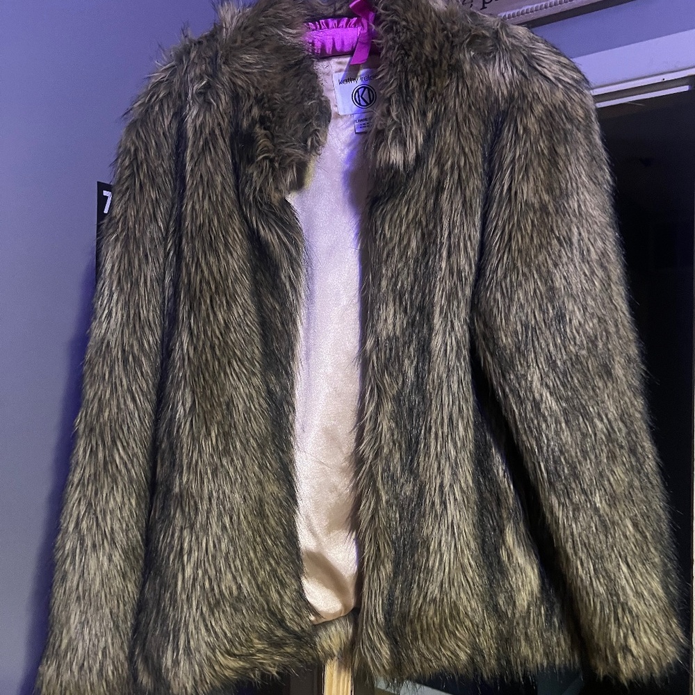 Like new!! Womens faux fur coat waist length size large